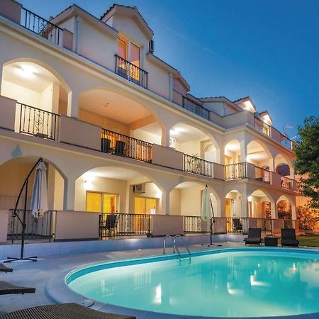 Amazing Apartment In Kastel Stafilic With Jacuzzi Каштела Екстер'єр фото