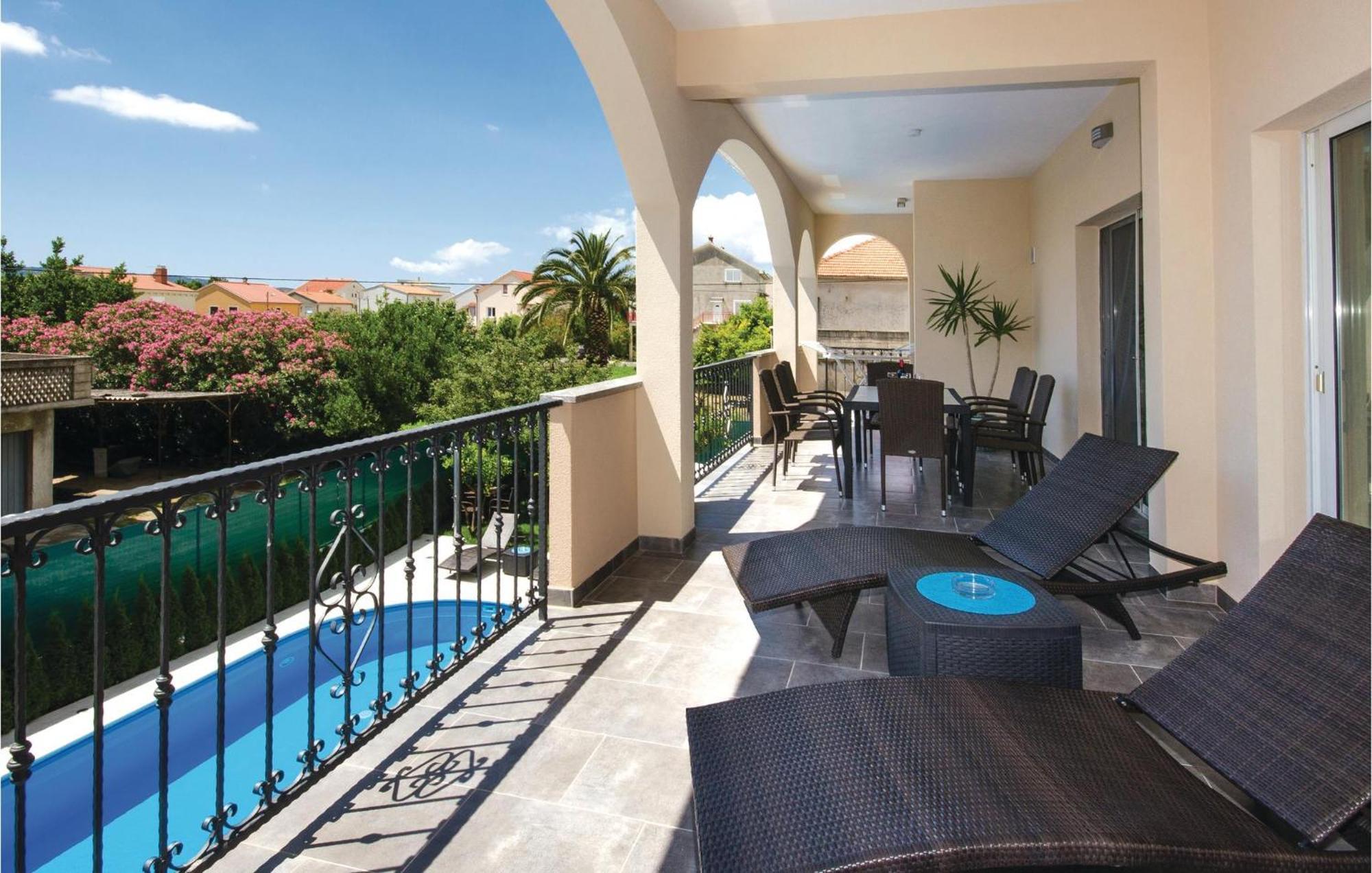 Amazing Apartment In Kastel Stafilic With Jacuzzi Каштела Екстер'єр фото