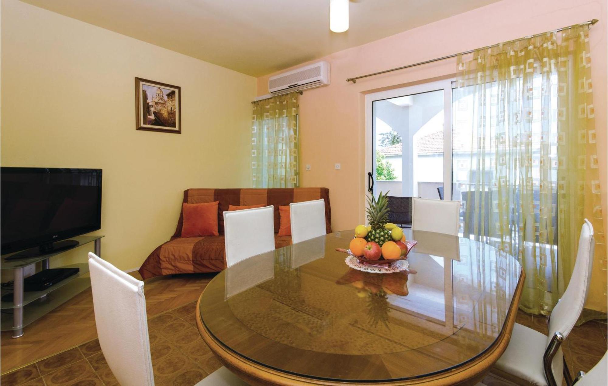 Amazing Apartment In Kastel Stafilic With Jacuzzi Каштела Екстер'єр фото