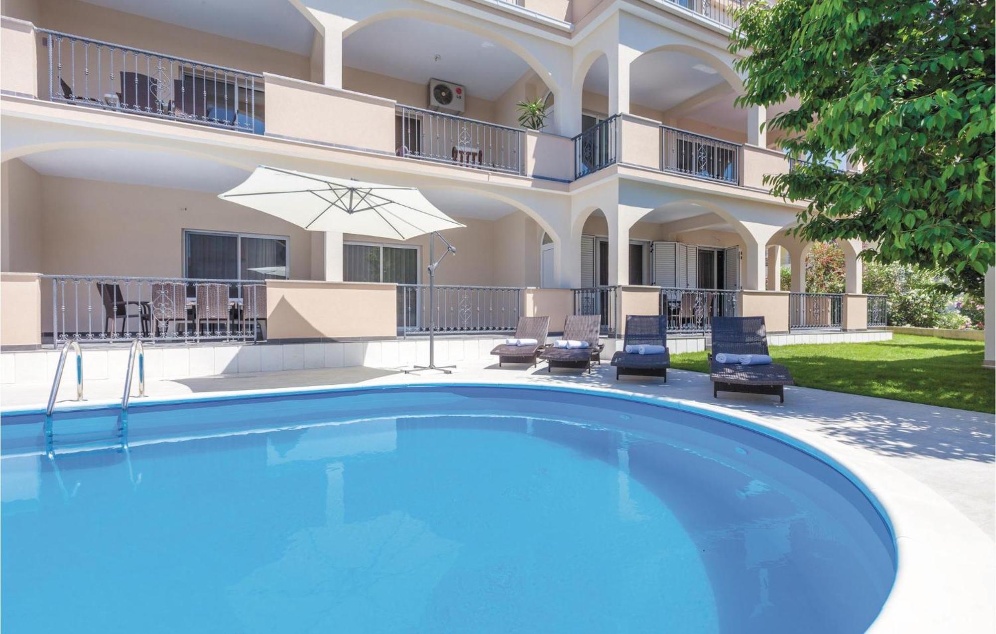 Amazing Apartment In Kastel Stafilic With Jacuzzi Каштела Екстер'єр фото