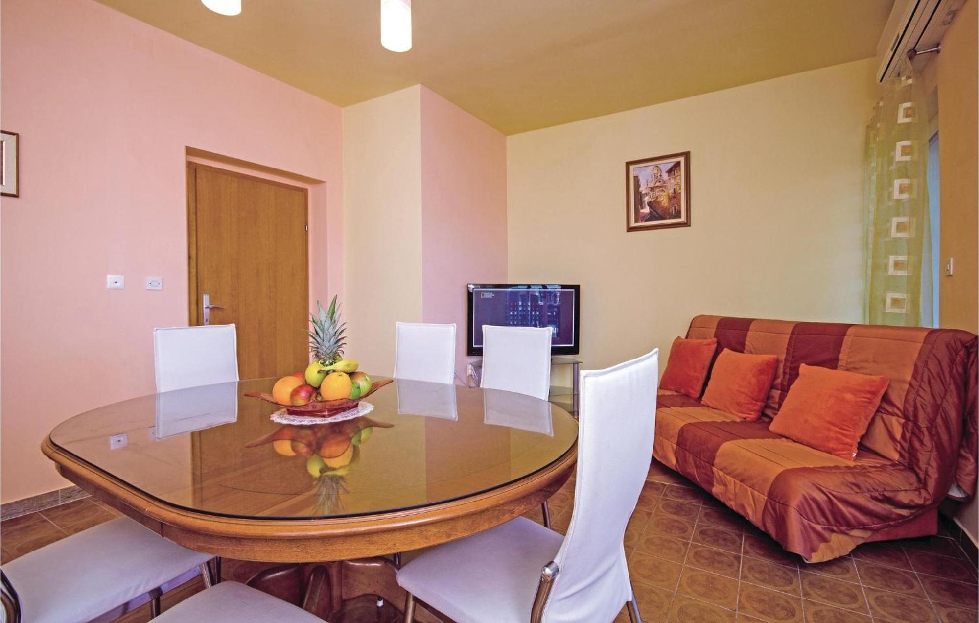 Amazing Apartment In Kastel Stafilic With Jacuzzi Каштела Екстер'єр фото