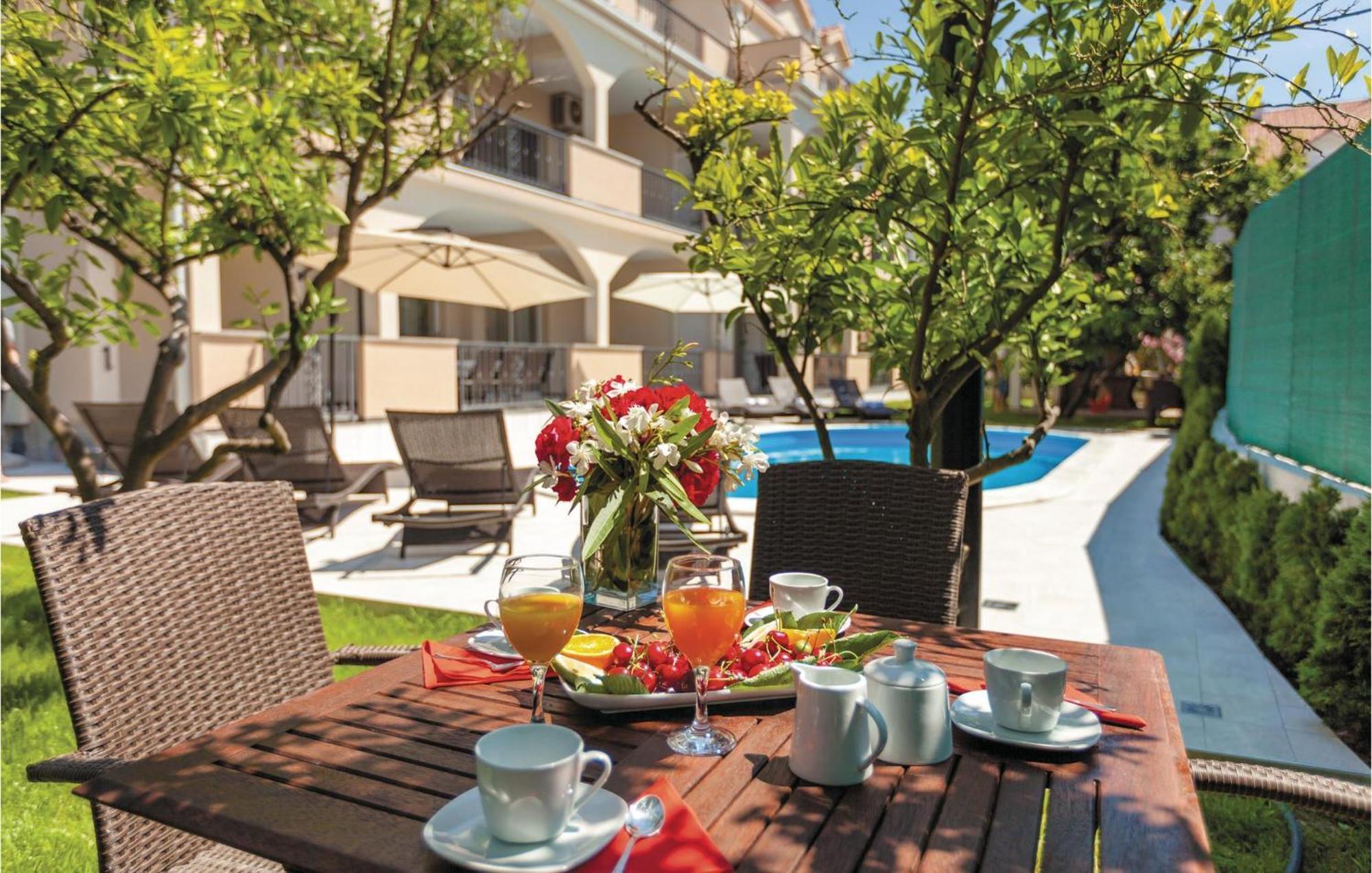 Amazing Apartment In Kastel Stafilic With Jacuzzi Каштела Екстер'єр фото