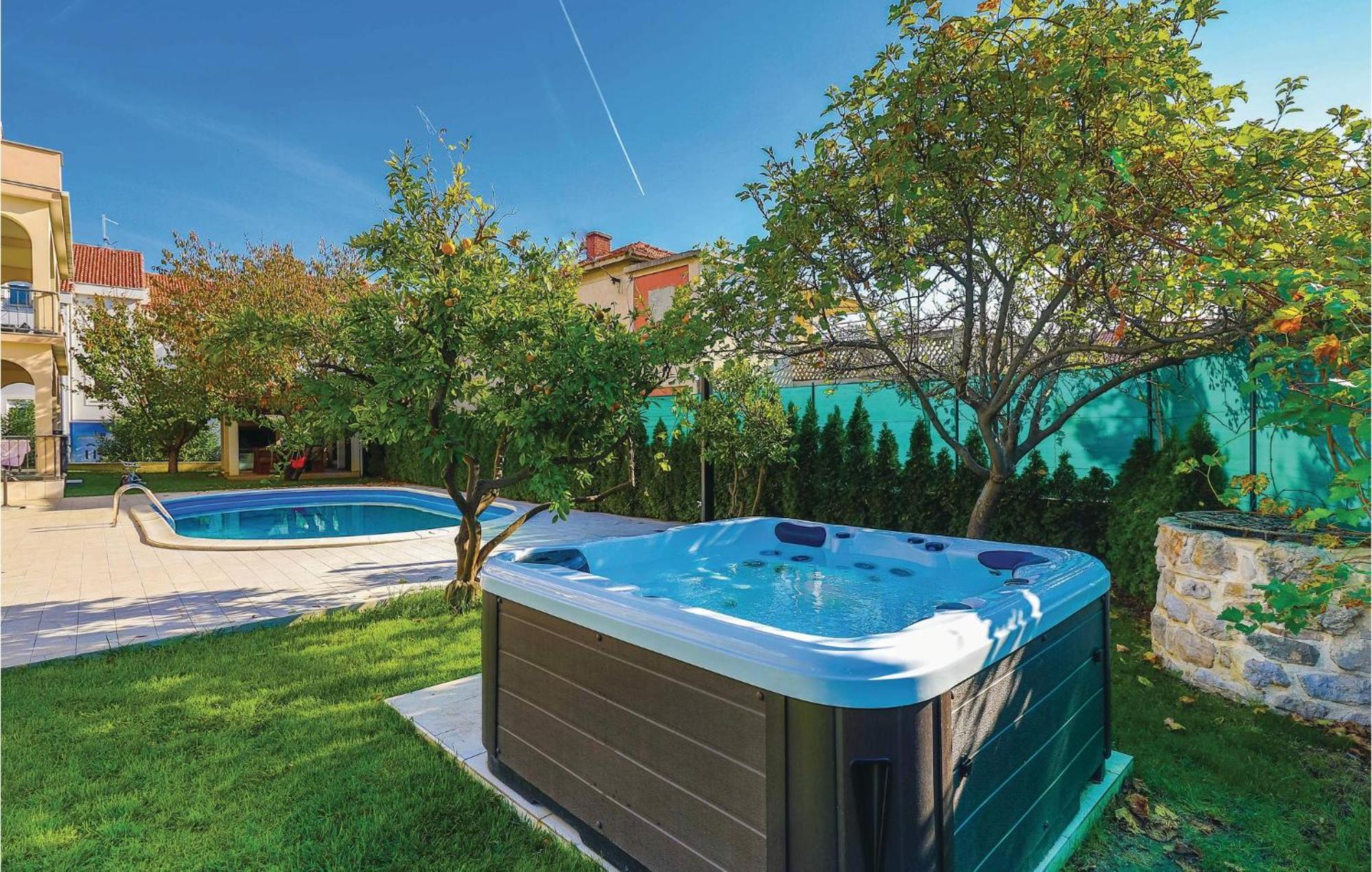 Amazing Apartment In Kastel Stafilic With Jacuzzi Каштела Екстер'єр фото
