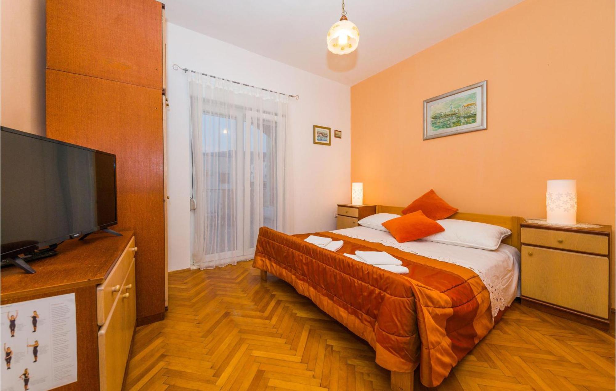Amazing Apartment In Kastel Stafilic With Jacuzzi Каштела Екстер'єр фото