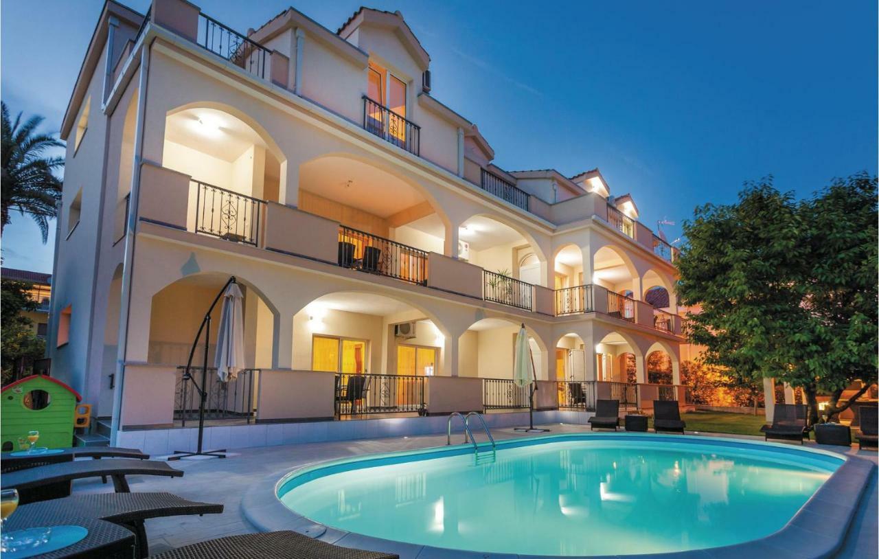 Amazing Apartment In Kastel Stafilic With Jacuzzi Каштела Екстер'єр фото